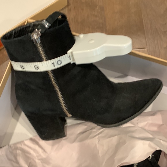 Michael Kors suede booties in original box - Picture 3 of 3
